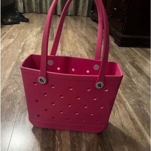 Bogg bag in Haute pink